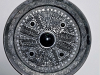 “盛如长安南”铭神人车马画像铜镜